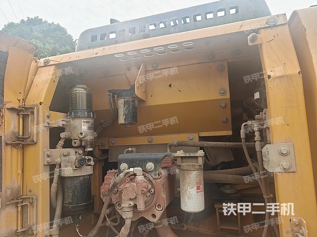 液压泵舱室正面整体(整机外观) 液压泵舱室正面整体(整机外观)