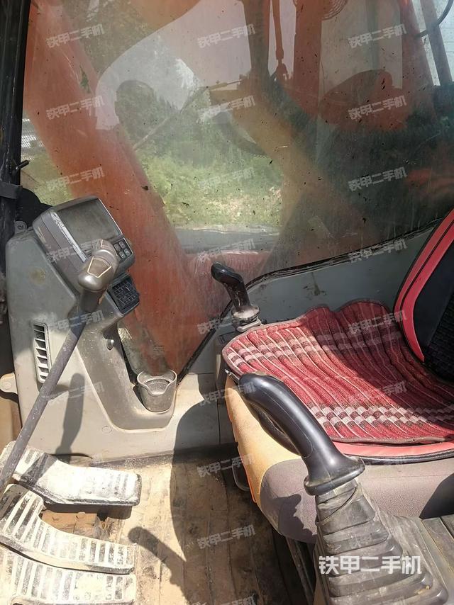 驾驶室整体(整机外观) 驾驶室整体(整机外观)