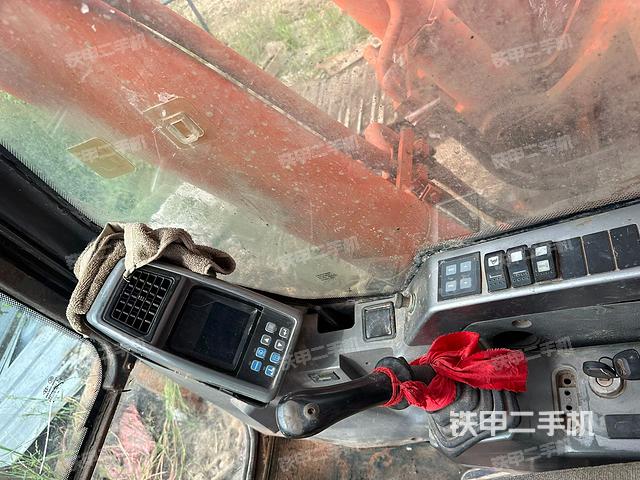 駕駛室整體(整機(jī)外觀) 駕駛室整體(整機(jī)外觀)