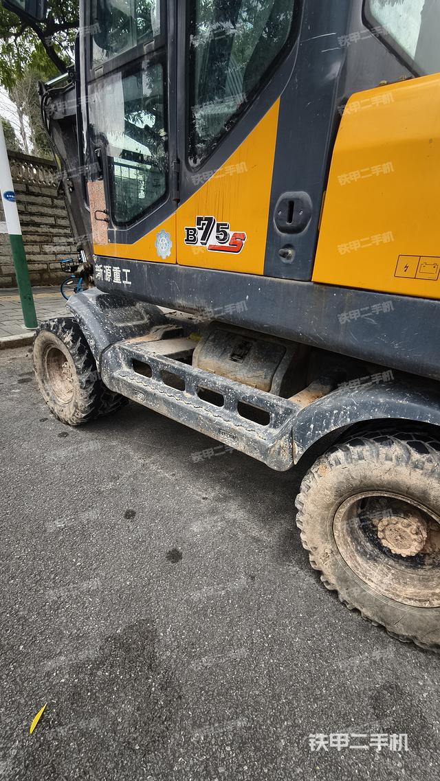 單側(cè)履帶整體(整機(jī)外觀) 單側(cè)履帶整體(整機(jī)外觀)