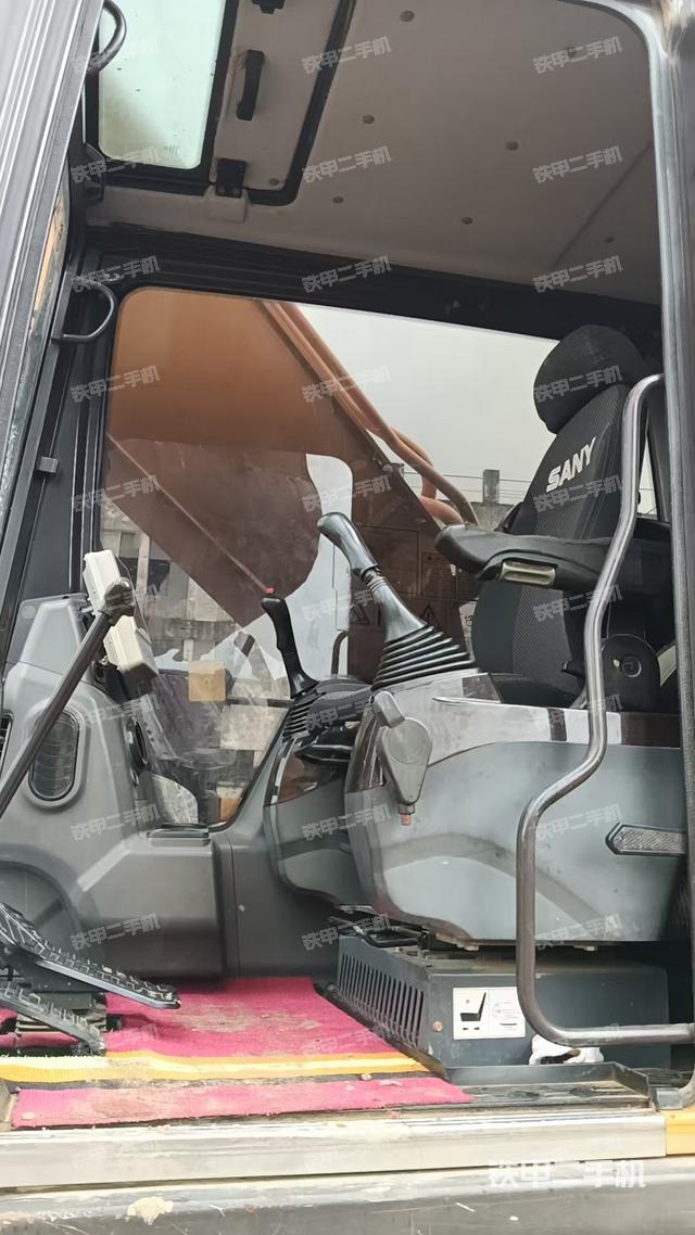 驾驶室整体(整机外观) 驾驶室整体(整机外观)