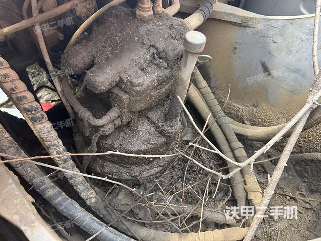回转马达和主控阀(整机外观) 回转马达和主控阀(整机外观)
