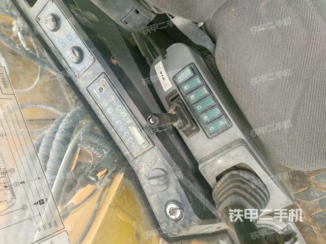 座椅右側(cè)控制臺(tái)/鑰匙門/油門/含右手柄(駕駛室部分) 座椅右側(cè)控制臺(tái)/鑰匙門/油門/含右手柄(駕駛室部分)
