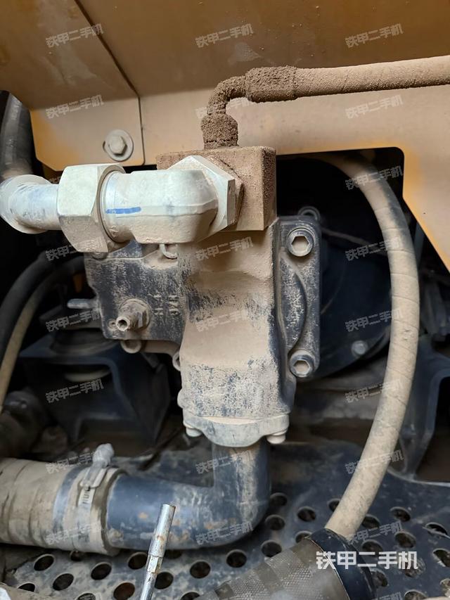 液壓泵艙室正面整體(整機外觀) 液壓泵艙室正面整體(整機外觀)
