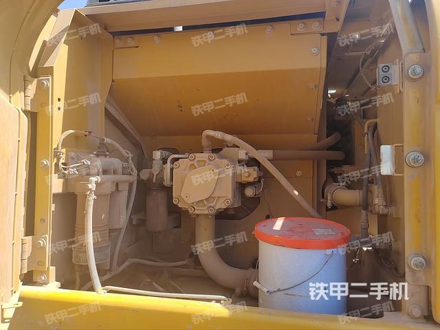 液壓泵艙室正面整體(整機外觀) 液壓泵艙室正面整體(整機外觀)