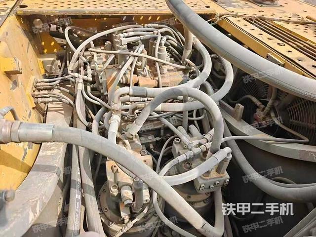 回轉(zhuǎn)馬達和主控閥(整機外觀) 回轉(zhuǎn)馬達和主控閥(整機外觀)