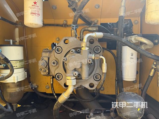 液压泵舱室正面整体(整机外观) 液压泵舱室正面整体(整机外观)