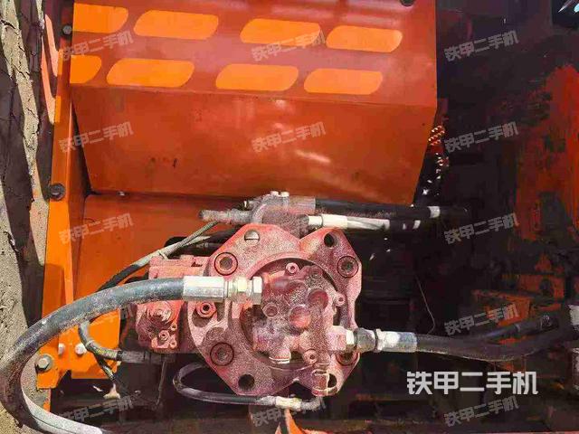 液压泵舱室正面整体(整机外观) 液压泵舱室正面整体(整机外观)
