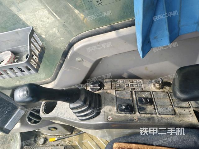 座椅右侧控制台/钥匙门/油门/含右手柄(驾驶室部分) 座椅右侧控制台/钥匙门/油门/含右手柄(驾驶室部分)