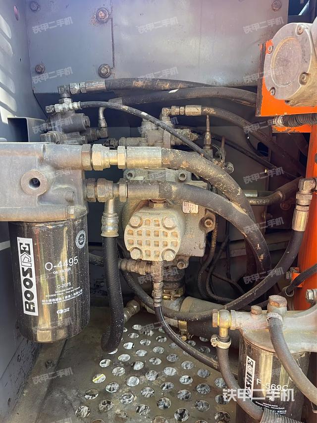 液压泵舱室正面整体(整机外观) 液压泵舱室正面整体(整机外观)