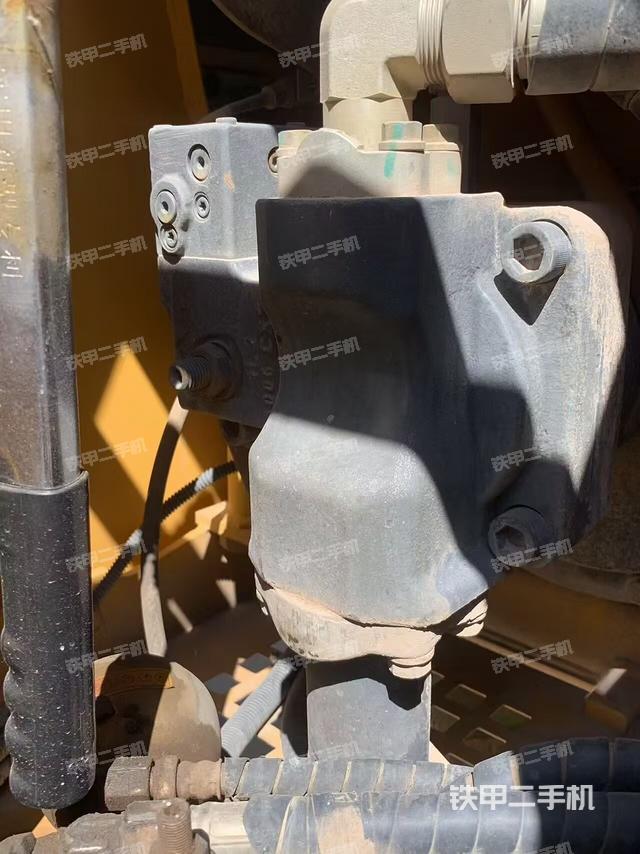 液压泵舱室正面整体(整机外观) 液压泵舱室正面整体(整机外观)