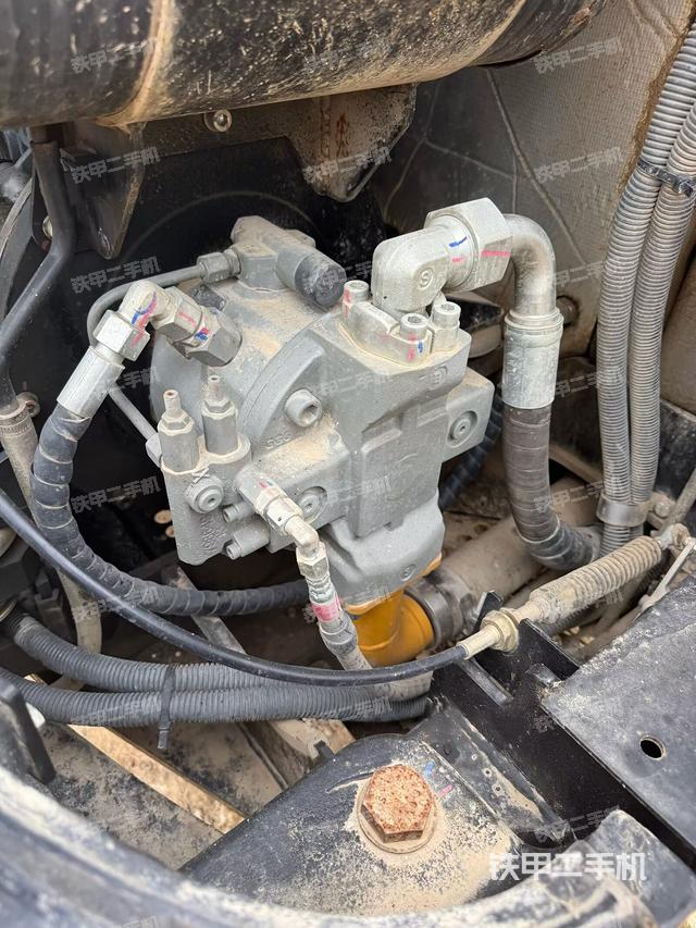 液壓泵艙室正面整體（整機(jī)外觀）