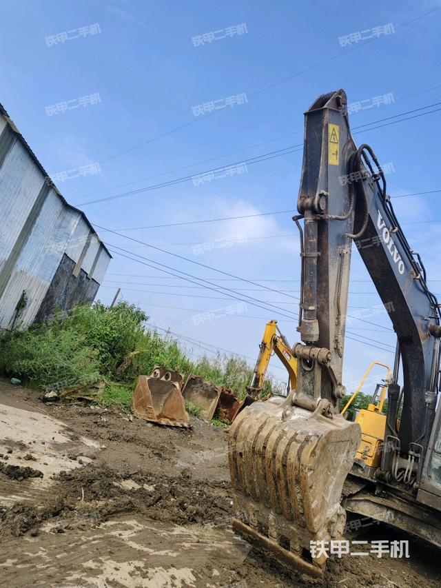 小臂整体左后(工作和回转装置) 小臂整体左后(工作和回转装置)