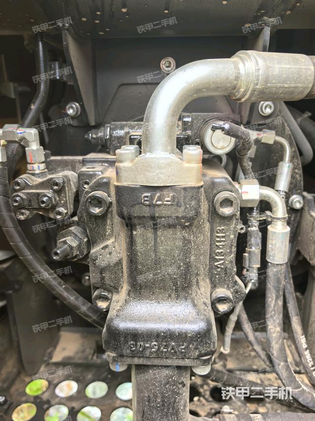 液壓泵艙室正面整體（整機外觀）