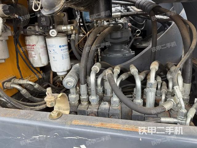 回转马达和主控阀(整机外观) 回转马达和主控阀(整机外观)