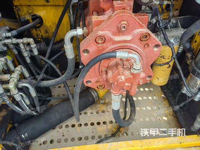 液壓泵艙室正面整體(整機(jī)外觀) 液壓泵艙室正面整體(整機(jī)外觀)