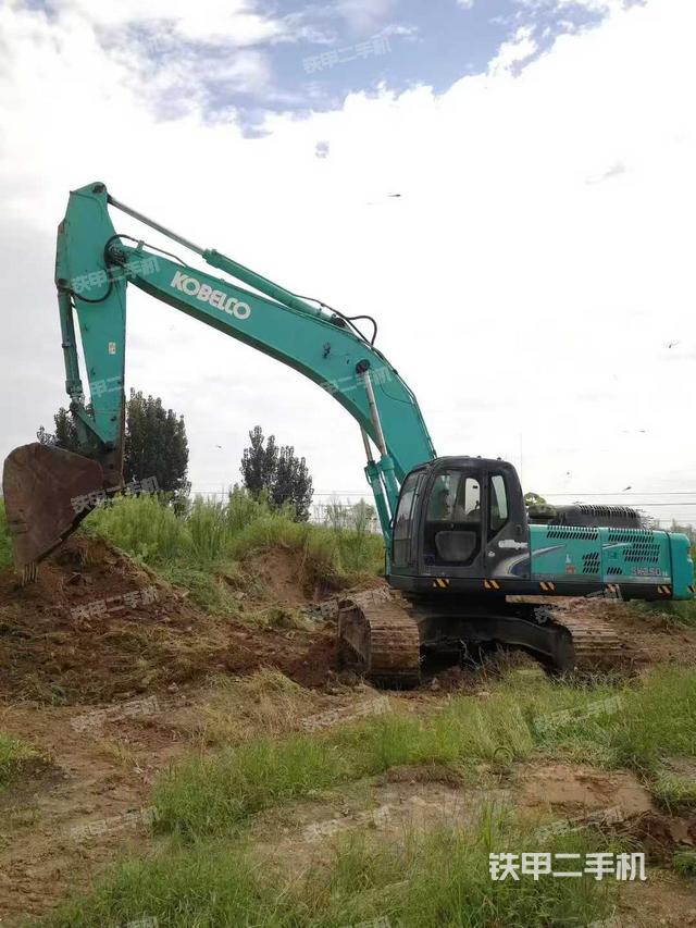 駕駛室頂部(整機(jī)外觀) 駕駛室頂部(整機(jī)外觀)