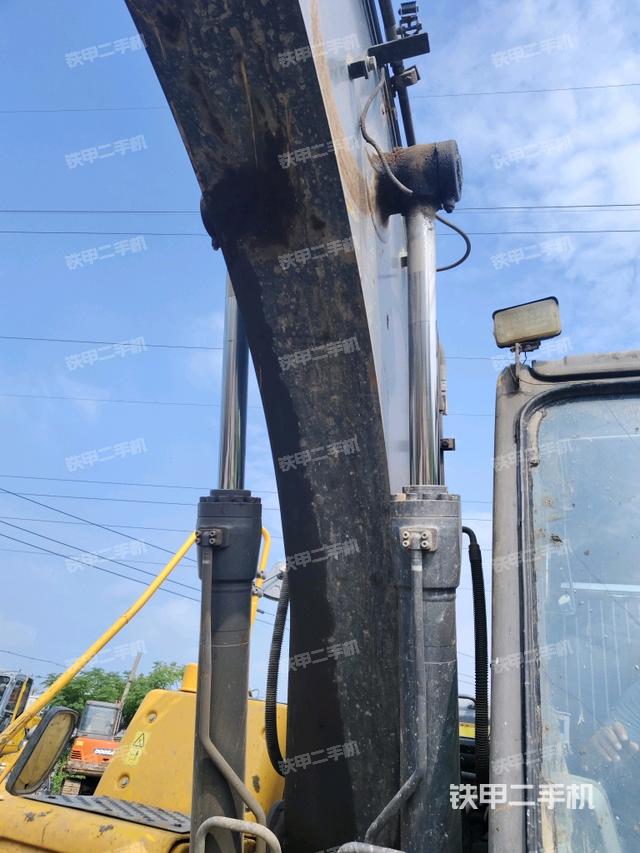 大臂油缸整体 竖拍(工作和回转装置) 大臂油缸整体 竖拍(工作和回转装置)
