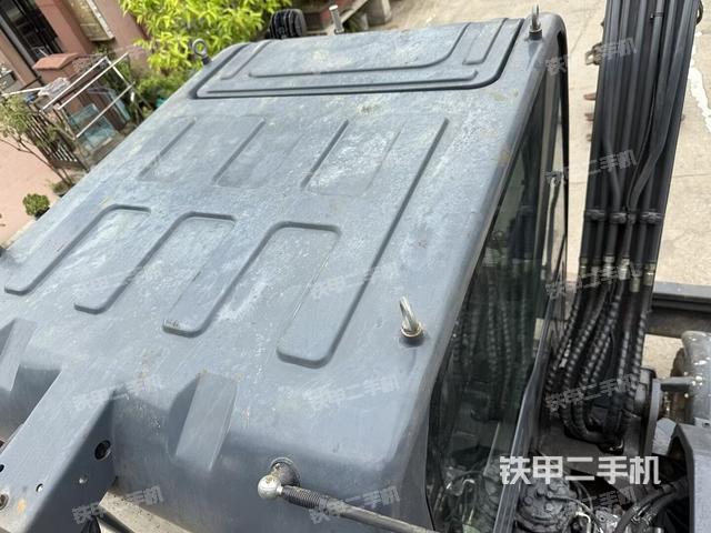 驾驶室顶部(整机外观) 驾驶室顶部(整机外观)