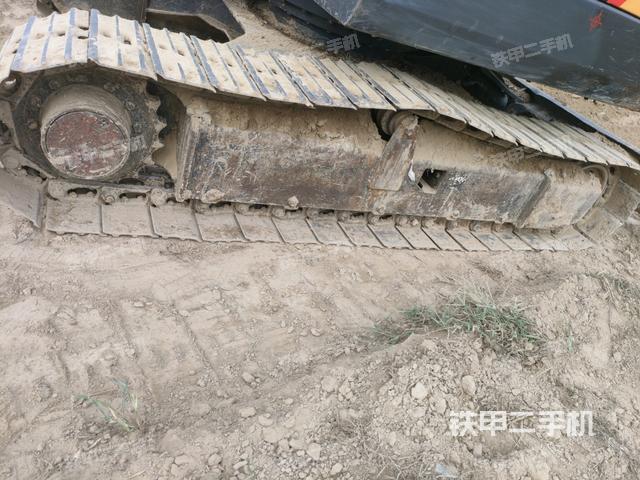 單側(cè)履帶整體(整機(jī)外觀) 單側(cè)履帶整體(整機(jī)外觀)