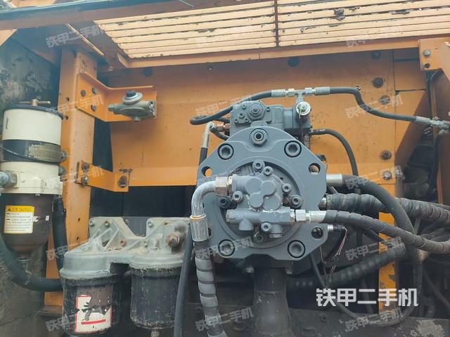 液壓泵艙室正面整體(整機外觀) 液壓泵艙室正面整體(整機外觀)
