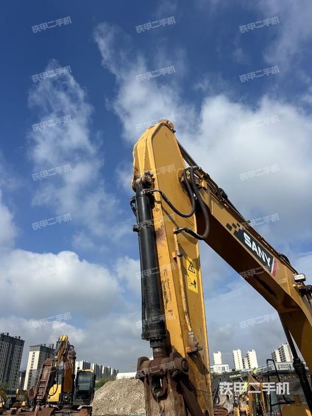 小臂整体左后(工作和回转装置) 小臂整体左后(工作和回转装置)
