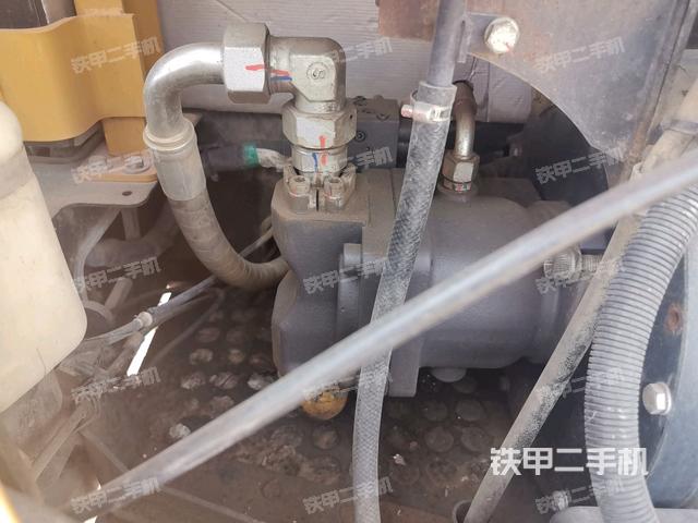 液壓泵艙室正面整體(整機外觀) 液壓泵艙室正面整體(整機外觀)