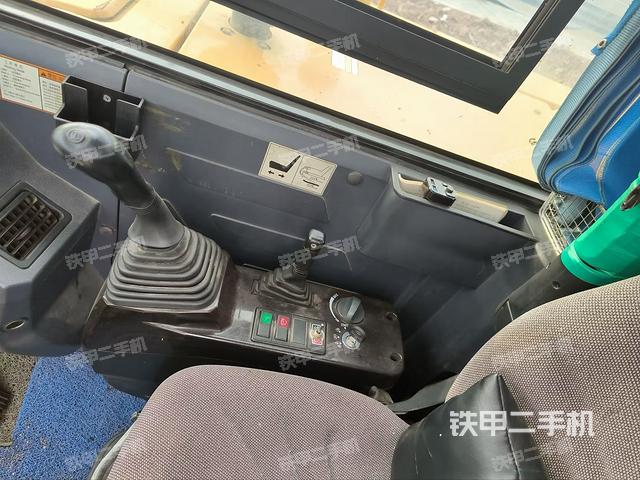 座椅右侧控制台/钥匙门/油门/含右手柄(驾驶室部分) 座椅右侧控制台/钥匙门/油门/含右手柄(驾驶室部分)