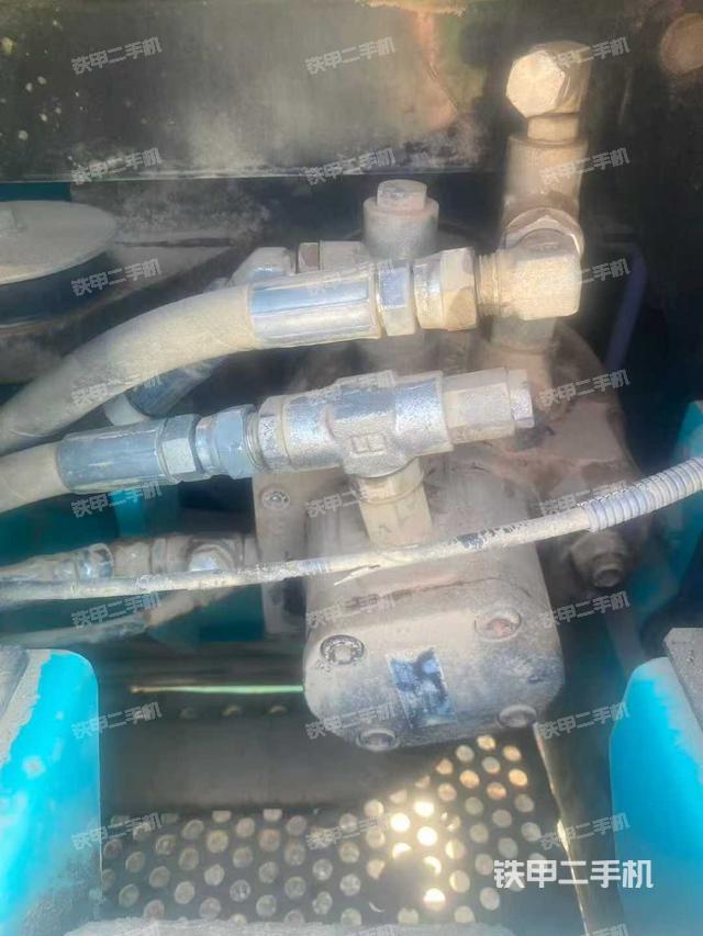 液压泵舱室正面整体(整机外观) 液压泵舱室正面整体(整机外观)