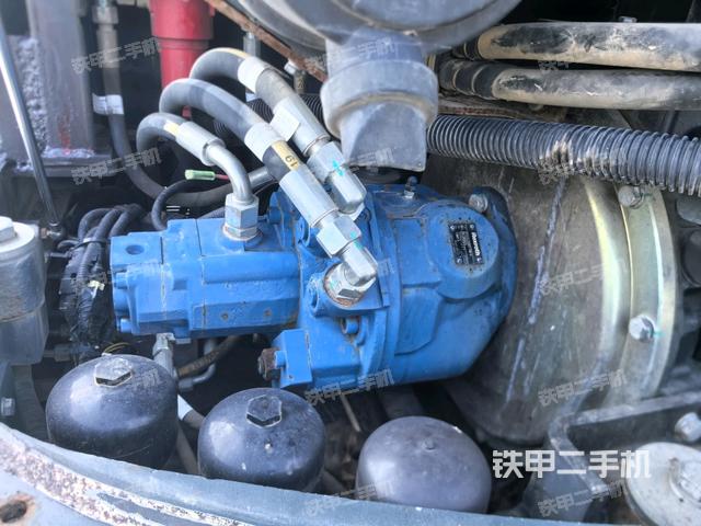 液压泵舱室正面整体(整机外观) 液压泵舱室正面整体(整机外观)