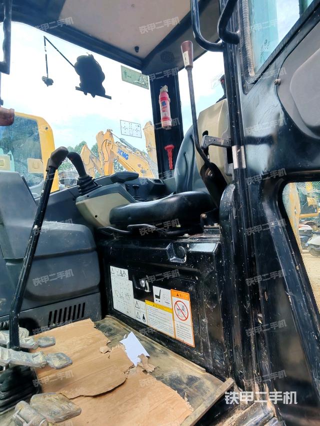 駕駛室整體(整機(jī)外觀) 駕駛室整體(整機(jī)外觀)