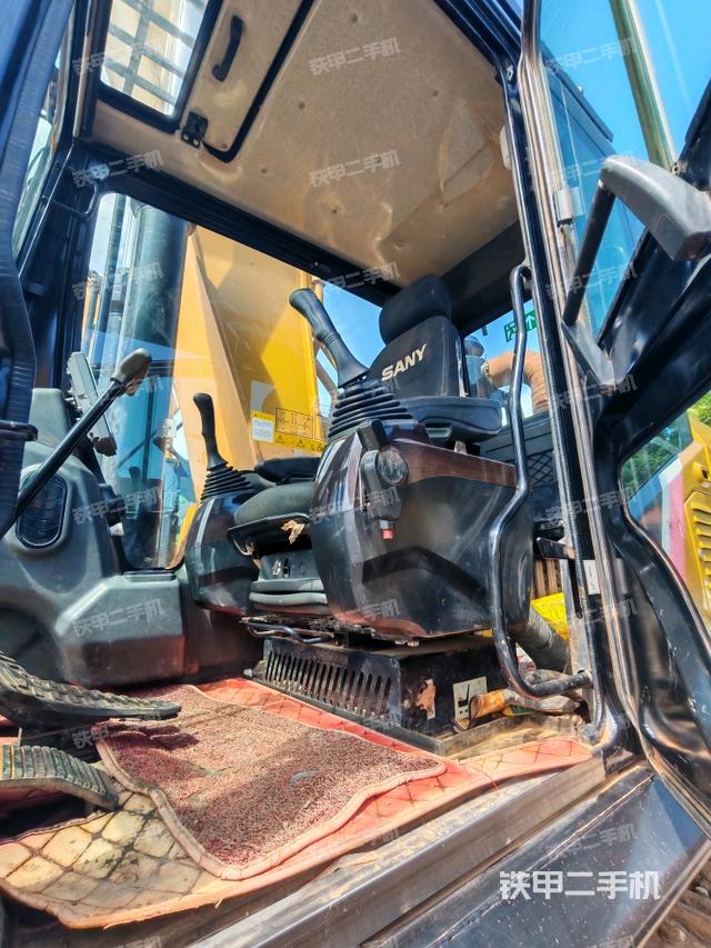 驾驶室整体(整机外观) 驾驶室整体(整机外观)