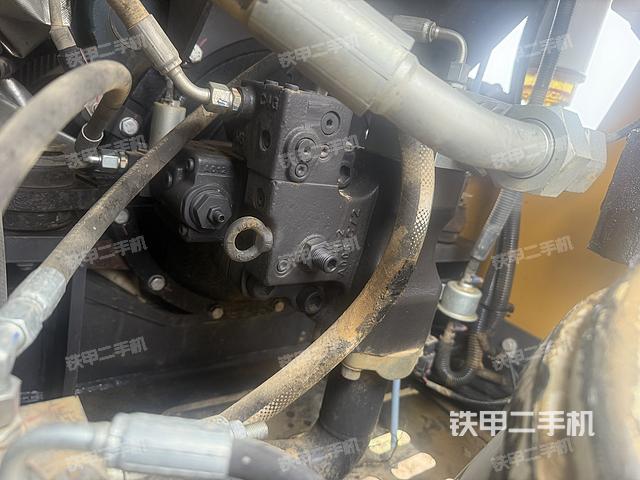 液压泵舱室正面整体(整机外观) 液压泵舱室正面整体(整机外观)