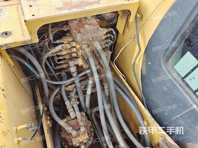 回转马达和主控阀(整机外观) 回转马达和主控阀(整机外观)