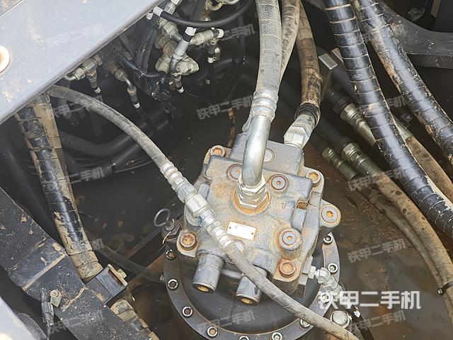 回轉馬達和主控閥(整機外觀) 回轉馬達和主控閥(整機外觀)