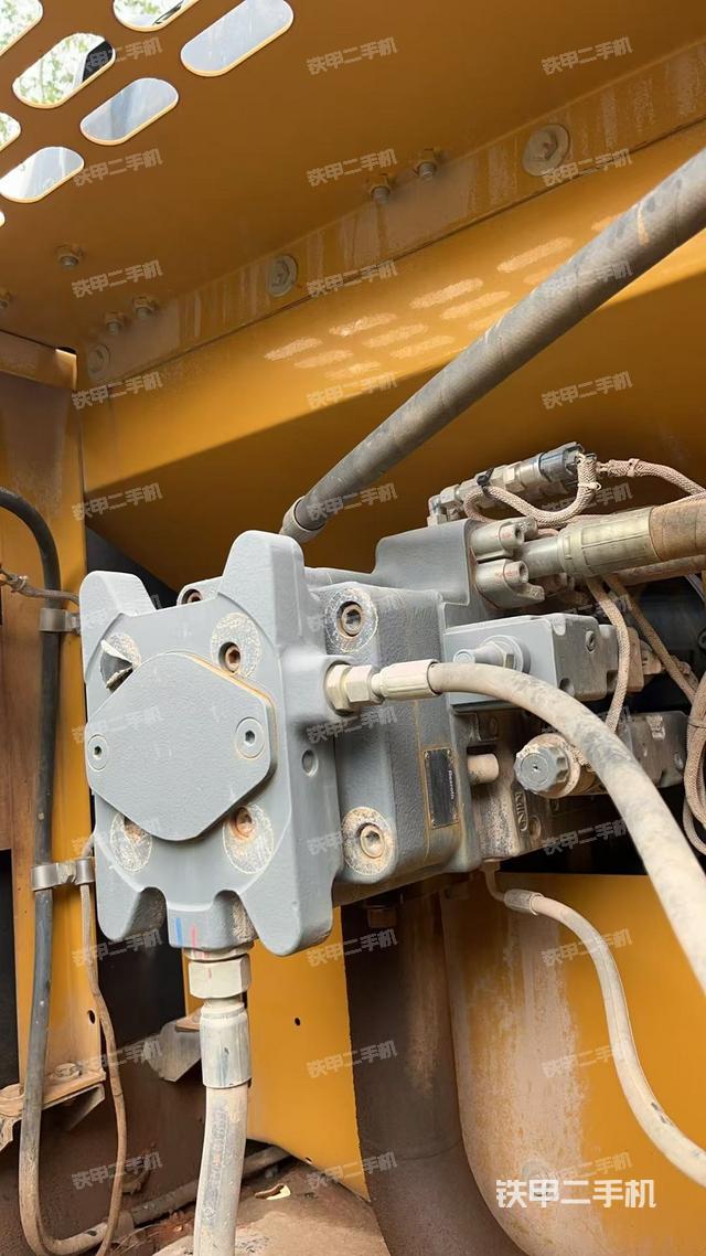 液壓泵艙室正面整體(整機(jī)外觀) 液壓泵艙室正面整體(整機(jī)外觀)