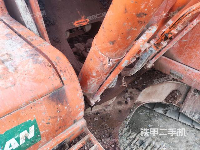 铲斗右后整体(工作和回转装置) 铲斗右后整体(工作和回转装置)