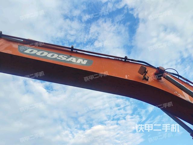 大臂油缸整体 竖拍(工作和回转装置) 大臂油缸整体 竖拍(工作和回转装置)