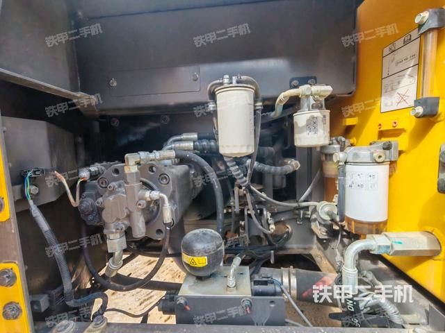 液壓泵艙室正面整體(整機(jī)外觀) 液壓泵艙室正面整體(整機(jī)外觀)