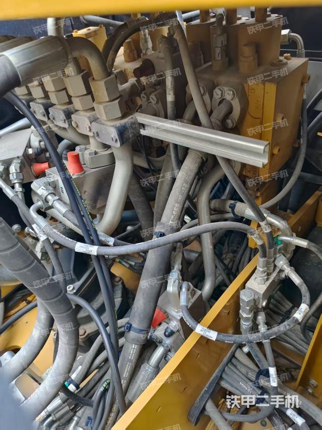 回转马达和主控阀(整机外观) 回转马达和主控阀(整机外观)