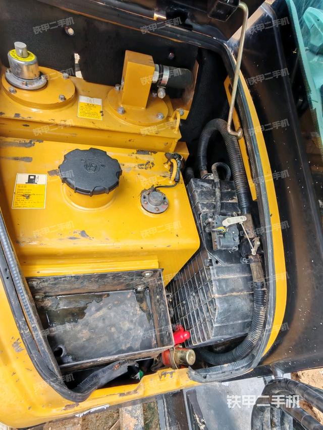 回轉(zhuǎn)馬達(dá)和主控閥(整機(jī)外觀) 回轉(zhuǎn)馬達(dá)和主控閥(整機(jī)外觀)