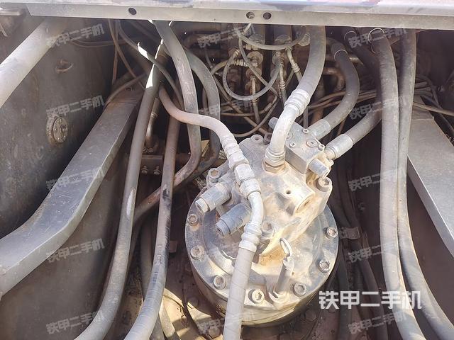 回转马达和主控阀(整机外观) 回转马达和主控阀(整机外观)