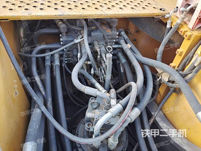 回转马达和主控阀(整机外观) 回转马达和主控阀(整机外观)