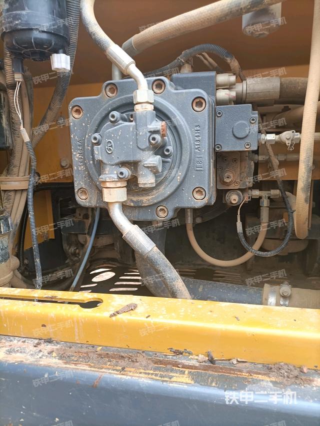 液压泵舱室正面整体(整机外观) 液压泵舱室正面整体(整机外观)