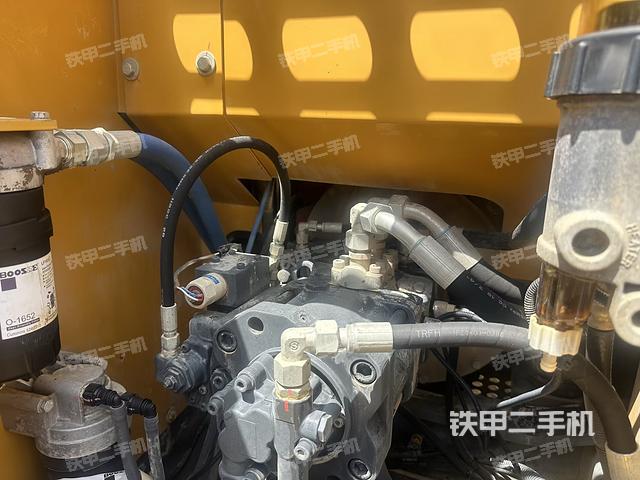 液压泵舱室正面整体(整机外观) 液压泵舱室正面整体(整机外观)