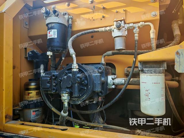 液压泵舱室正面整体(整机外观) 液压泵舱室正面整体(整机外观)