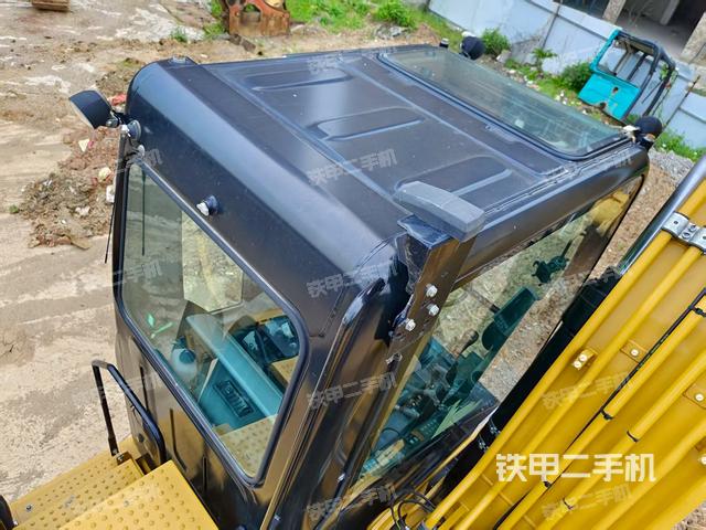 驾驶室顶部(整机外观) 驾驶室顶部(整机外观)