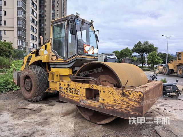 左后45°(压路机整机外观) 左后45°(压路机整机外观)
