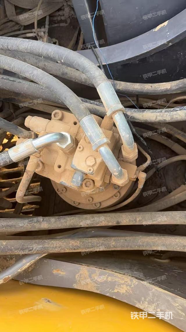 回转马达和主控阀（整机外观）