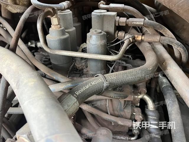 回转马达和主控阀(整机外观) 回转马达和主控阀(整机外观)